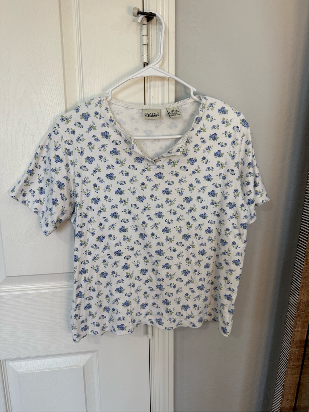 Vintage Classic Elements White Tee with Blue Floral Print Size M
